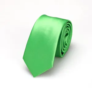 Primer plano detallado de una corbata estrecha verde brillante con textura de tela.