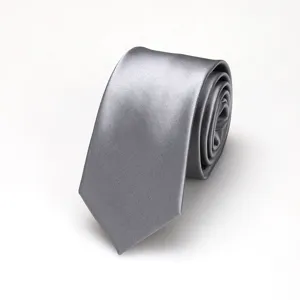 Corbata estrecha gris plata de tela lisa, ideal para ropa formal de negocios y bodas.
