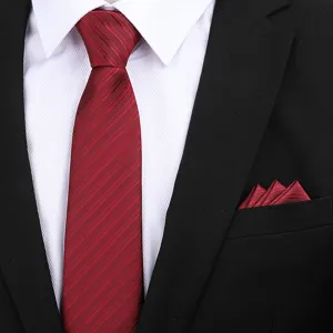 Detailopname van bordeaux gestreepte stropdas en pochet set, ideaal voor formele zakelijke look.