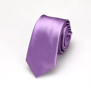 Corbata estrecha morada con elegante textura de sarga, ideal para negocios y ropa formal.