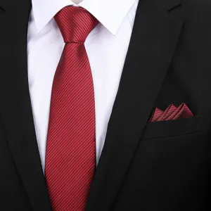 Detailopname van de bordeauxrode gestreepte formele stropdas en bijpassend pochetje.