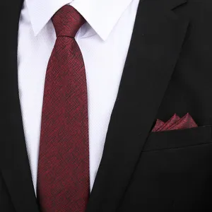 Bordeauxrode getextureerde heren das en pochet set voor trouwfeest en formele kleding.