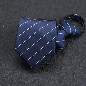 Cravate zippée pour homme bleu marine à rayures diagonales blanches, détail de costume.