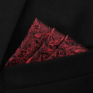 Vista detallada del pañuelo de bolsillo de seda roja y negra con motivo de rosas.