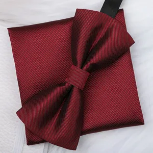 Detalle de pajarita y pañuelo de bolsillo a rayas rojo vino, elegante diseño formal.