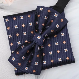 Conjunto de pajarita y pañuelo azul marino para hombre, elegante patrón floral formal.