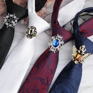 Set di cravatte paisley da uomo con eleganti spille ad anello in strass per affari.