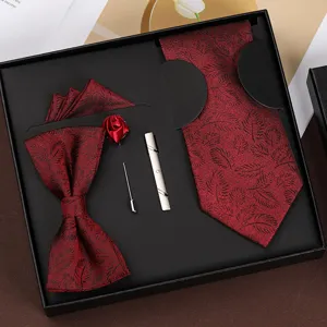 Set van bordeauxrode stropdas vlinderdas pochet dasclip met bladeren patroon voor heren.