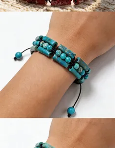 Detailaufnahme des geflochtenen Herren-Steinarmbands mit türkisfarbenen Zylinderperlen und Kordel.