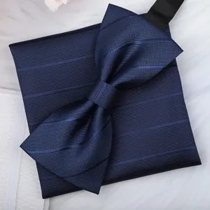 Primer plano detallado de la textura de tela de la pajarita y el pañuelo de rayas azul marino.
