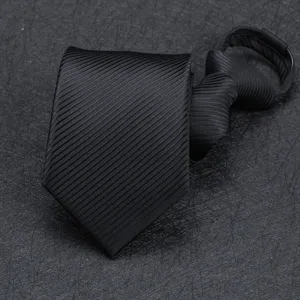 Gros-plan sur la texture d'une cravate noire classique à fermeture éclair et tissage sergé.