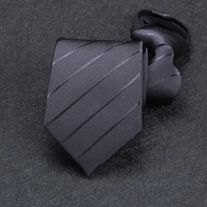 Cravate noire raye avec fermeture eclair pour homme, detail formel pour mariage d'affaires.