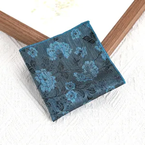 Gedetailleerde close-up van retro bloemige pochet, elegante textuur voor formele herenkleding.