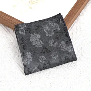 Detailweergave van de donkergrijze herenpochet met elegante bloemen jacquardpatroon.