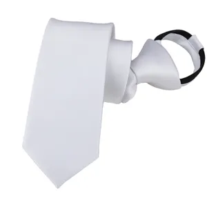 Vista detallada de corbata con cremallera blanca lisa, práctico accesorio de negocios versátil.