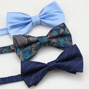 Vista dettagliata di eleganti papillon da uomo in vari colori e motivi per abbigliamento formale.