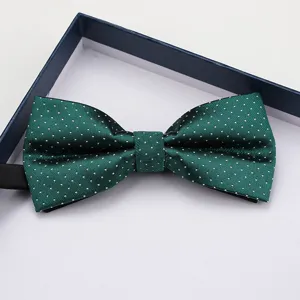 Farfallino verde a pois da uomo, elegante accessorio formale per matrimoni ed eventi speciali.