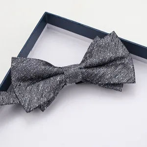 Farfallino doppio strutturato da uomo in grigio scuro, elegante accessorio formale.