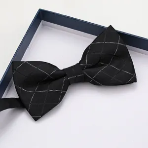 Farfallina nera a quadri da uomo in dettaglio, classico design a doppio strato per matrimoni.