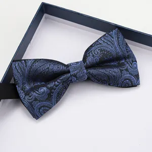 Vista dettagliata del farfallino blu con motivo Paisley, design classico per abiti formali.