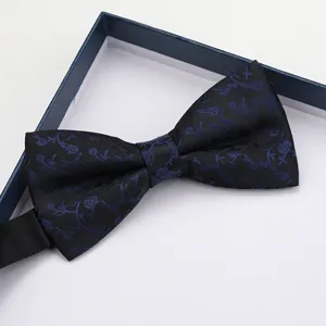 Primo piano dettagliato di un elegante papillon nero con tessuto a fantasia floreale blu tessuta.