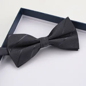 Farfallino nero classico a doppio strato con eleganti righe diagonali per abiti formali da sposo.