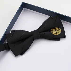 Farfallino doppio in tessuto nero con ricamo dorato, ideale per matrimoni ed abiti formali.