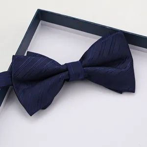 Classico papillon doppio blu scuro a righe da uomo, elegante accessorio per matrimoni in confezione.