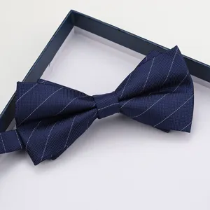 Classico papillon a doppio strato a righe blu scuro da uomo, elegante accessorio formale.