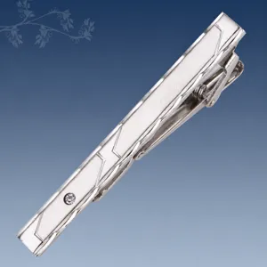 Elegante pisa corbatas de metal para hombre traje de negocios plateado pedrería vista.