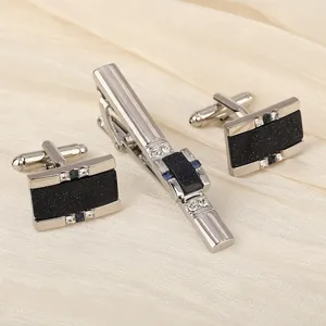 Vue détaillée de l'ensemble élégant de boutons de manchette et pince à cravate pour homme chic.