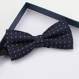 Vista dettagliata di un elegante papillon blu scuro da uomo con motivo a croce.
