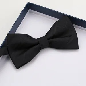 Elegante farfallina nera da uomo a doppio strato con trama raffinata, presentata in scatola regalo.