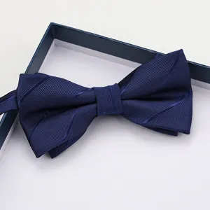 Vista dettagliata del farfallino doppio blu scuro da uomo elegante in confezione.