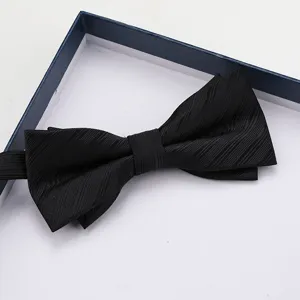 Primo piano dettagliato del classico papillon nero da uomo a doppio strato nella scatola.