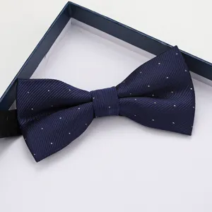 Papillon doppio blu scuro a pois da uomo, accessorio per abito formale da sposo.