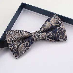 Accessorio papillon jacquard Paisley blu uomo, dettaglio matrimonio formale elegante.
