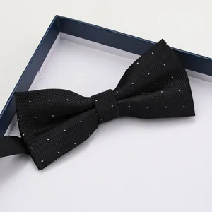 Farfallina nera a pois da uomo, vista dettagliata di un accessorio formale classico.