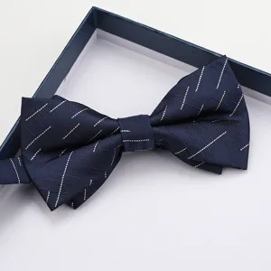Vista dettagliata di un elegante farfallino doppio blu scuro con motivo geometrico.