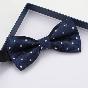 Primo piano dettaglio di un classico papillon a pois blu navy con confezione regalo.