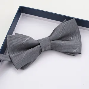 Primo piano di un farfallino in tessuto grigio a doppio strato in una confezione.