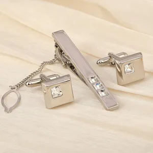Ensemble pince a cravate et boutons de manchette argentes avec cristaux pour hommes.