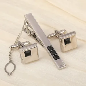 Gros plan detaille de pince a cravate argent homme et boutons manchette cristal noir