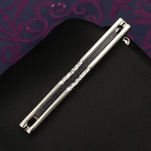 Primo piano dettagliato di una fermacravatta da uomo in argento con cristalli e glitter.