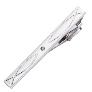 Elegante sujetacorbatas de metal plateado para hombre con un brillante cristal decorado.