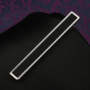 Elegante fermacravatta in metallo argentato con dettaglio nero, ideale per abiti da lavoro.