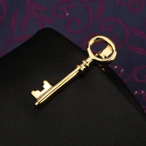 Dettaglio fermacravatta a chiave dorata, elegante accessorio in metallo per abiti da uomo.