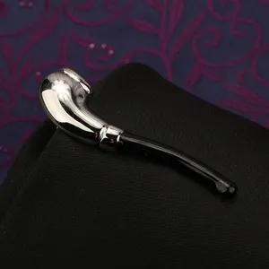 Primo piano di un elegante fermacravatta in metallo argento e nero, accessorio per abiti.