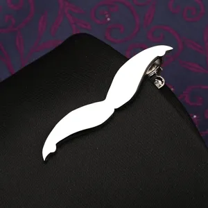 Dettaglio fermacravatta a baffo argento, elegante accessorio metallico per abito da uomo.