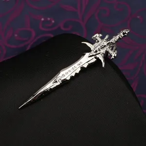 Dettaglio fermacravatta pugnale argento, spilla spada gotica, accessorio moda uomo.